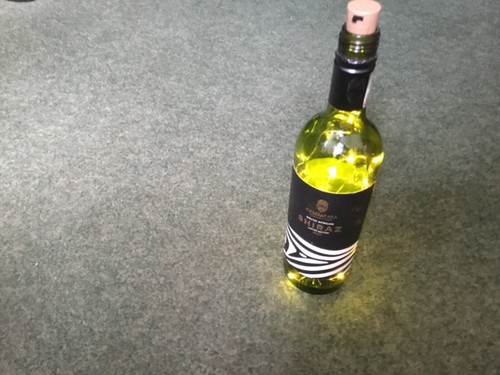 Leuchtende shiraz weinflasche - shiraz,
